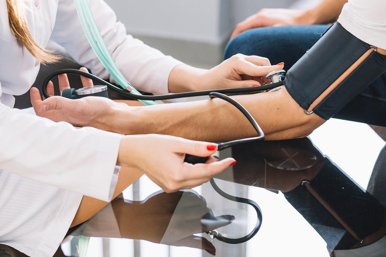 Femeie în vârstă care lucrează în grădina proprie pe timp de zi